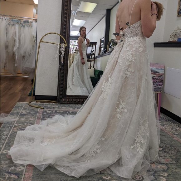 NWOT Romantic a-line Wedding dress unaltered - Picture 8 of 8